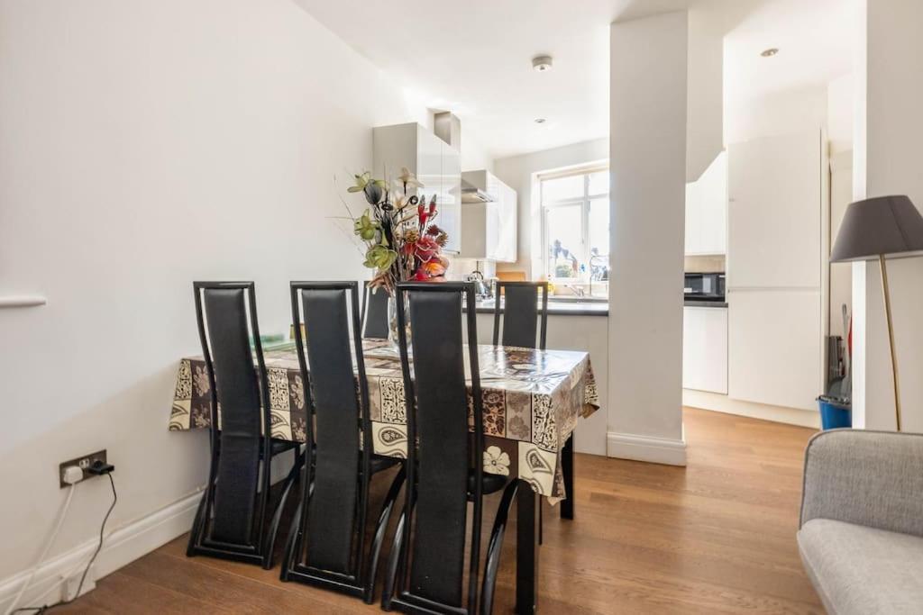 Spacious 2 Bed 2 Bath Apartment With Free Parking For 2 Cars And Underground Station Zone 2 For Quick Access To Central London Up To 10 Guests Exterior foto