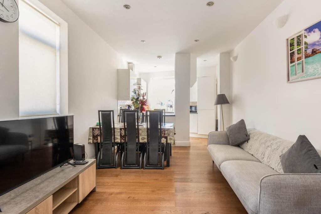 Spacious 2 Bed 2 Bath Apartment With Free Parking For 2 Cars And Underground Station Zone 2 For Quick Access To Central London Up To 10 Guests Exterior foto