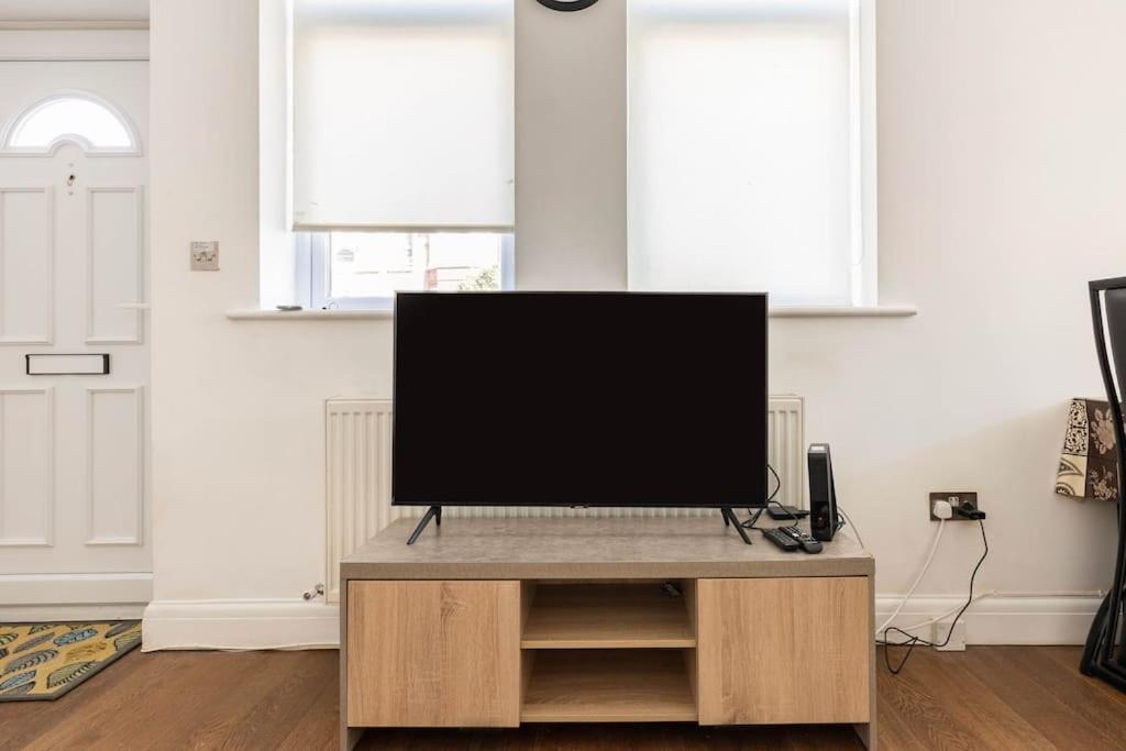 Spacious 2 Bed 2 Bath Apartment With Free Parking For 2 Cars And Underground Station Zone 2 For Quick Access To Central London Up To 10 Guests Exterior foto