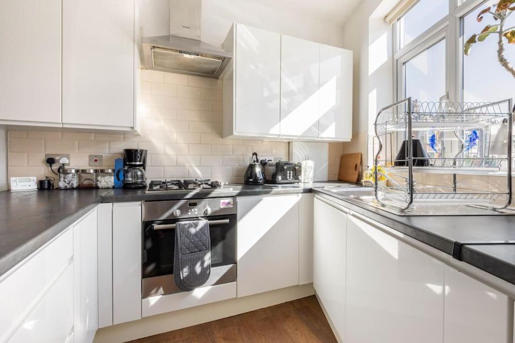 Spacious 2 Bed 2 Bath Apartment With Free Parking For 2 Cars And Underground Station Zone 2 For Quick Access To Central London Up To 10 Guests Exterior foto