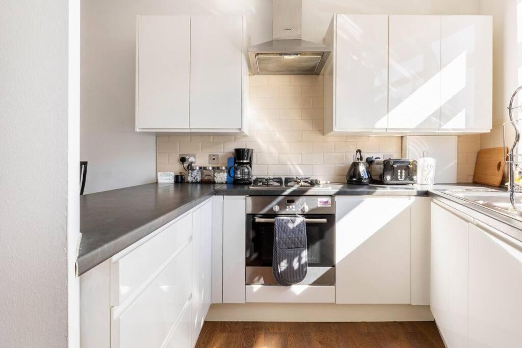 Spacious 2 Bed 2 Bath Apartment With Free Parking For 2 Cars And Underground Station Zone 2 For Quick Access To Central London Up To 10 Guests Exterior foto