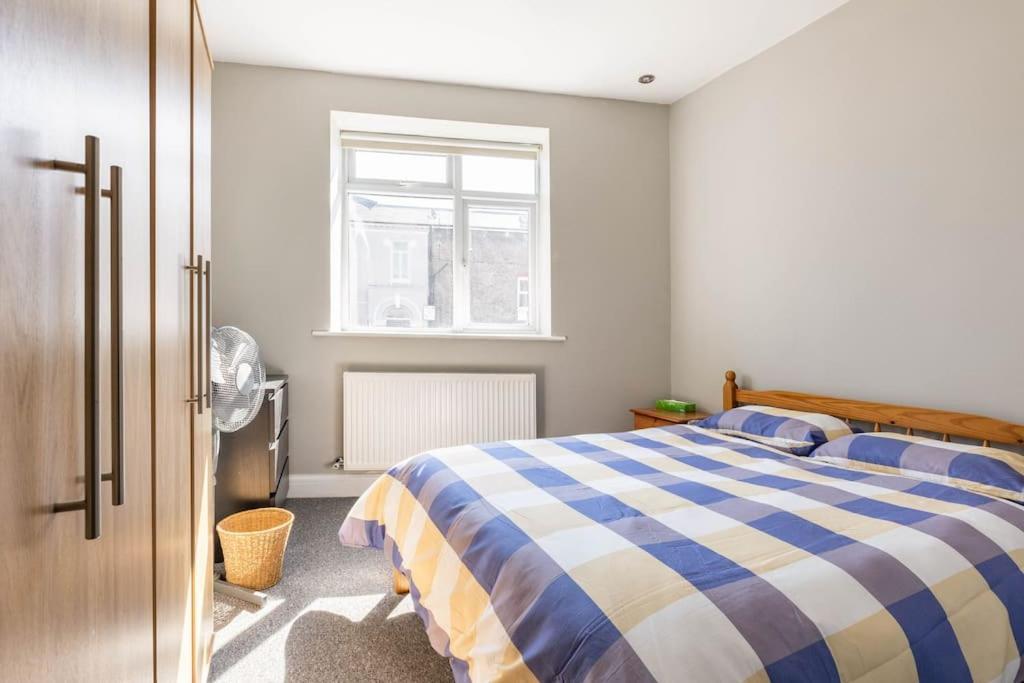 Spacious 2 Bed 2 Bath Apartment With Free Parking For 2 Cars And Underground Station Zone 2 For Quick Access To Central London Up To 10 Guests Exterior foto