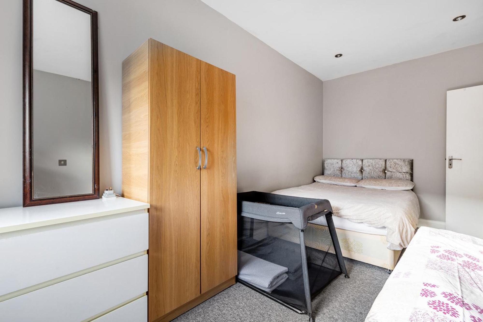 Spacious 2 Bed 2 Bath Apartment With Free Parking For 2 Cars And Underground Station Zone 2 For Quick Access To Central London Up To 10 Guests Exterior foto