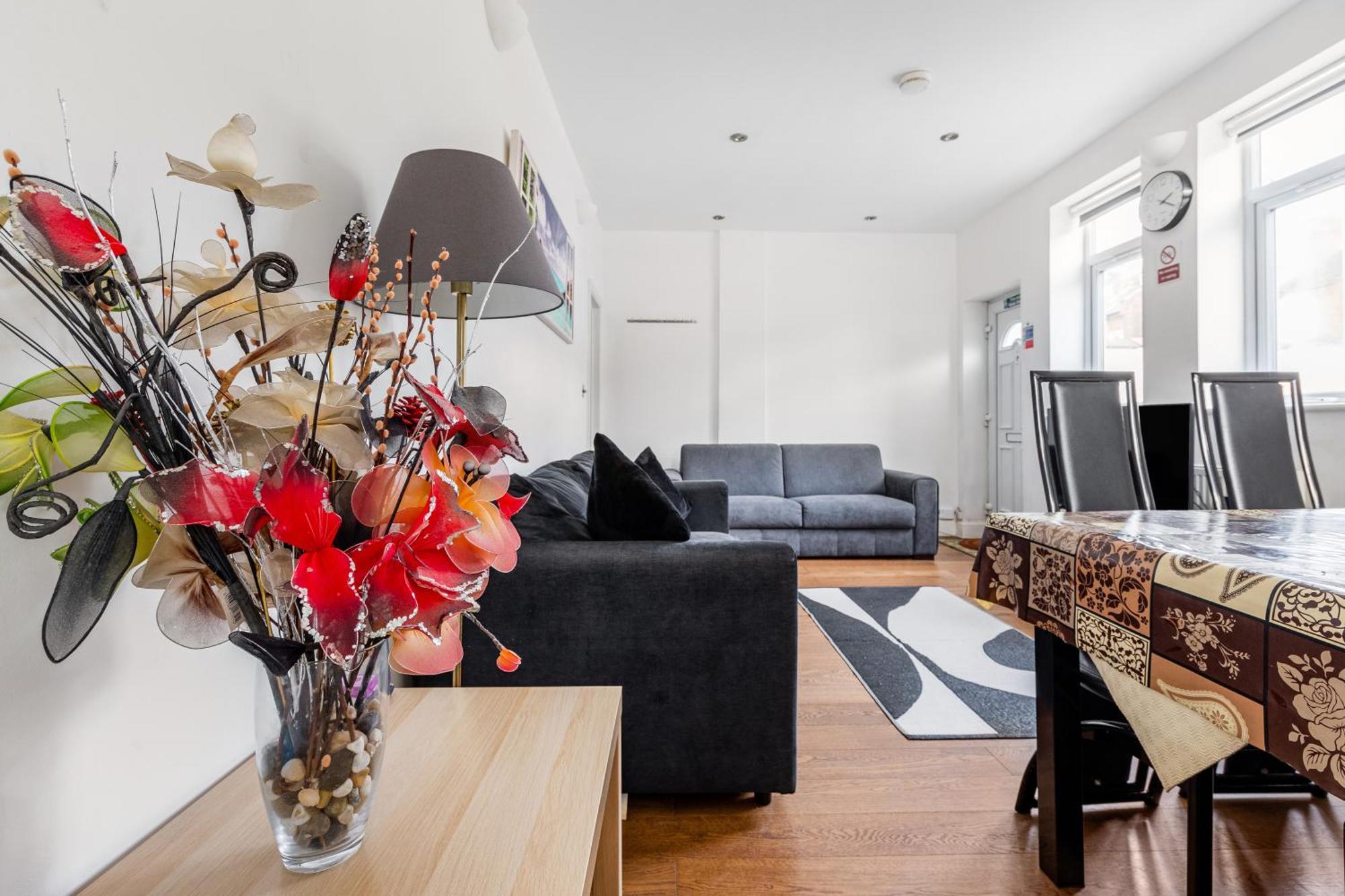 Spacious 2 Bed 2 Bath Apartment With Free Parking For 2 Cars And Underground Station Zone 2 For Quick Access To Central London Up To 10 Guests Exterior foto