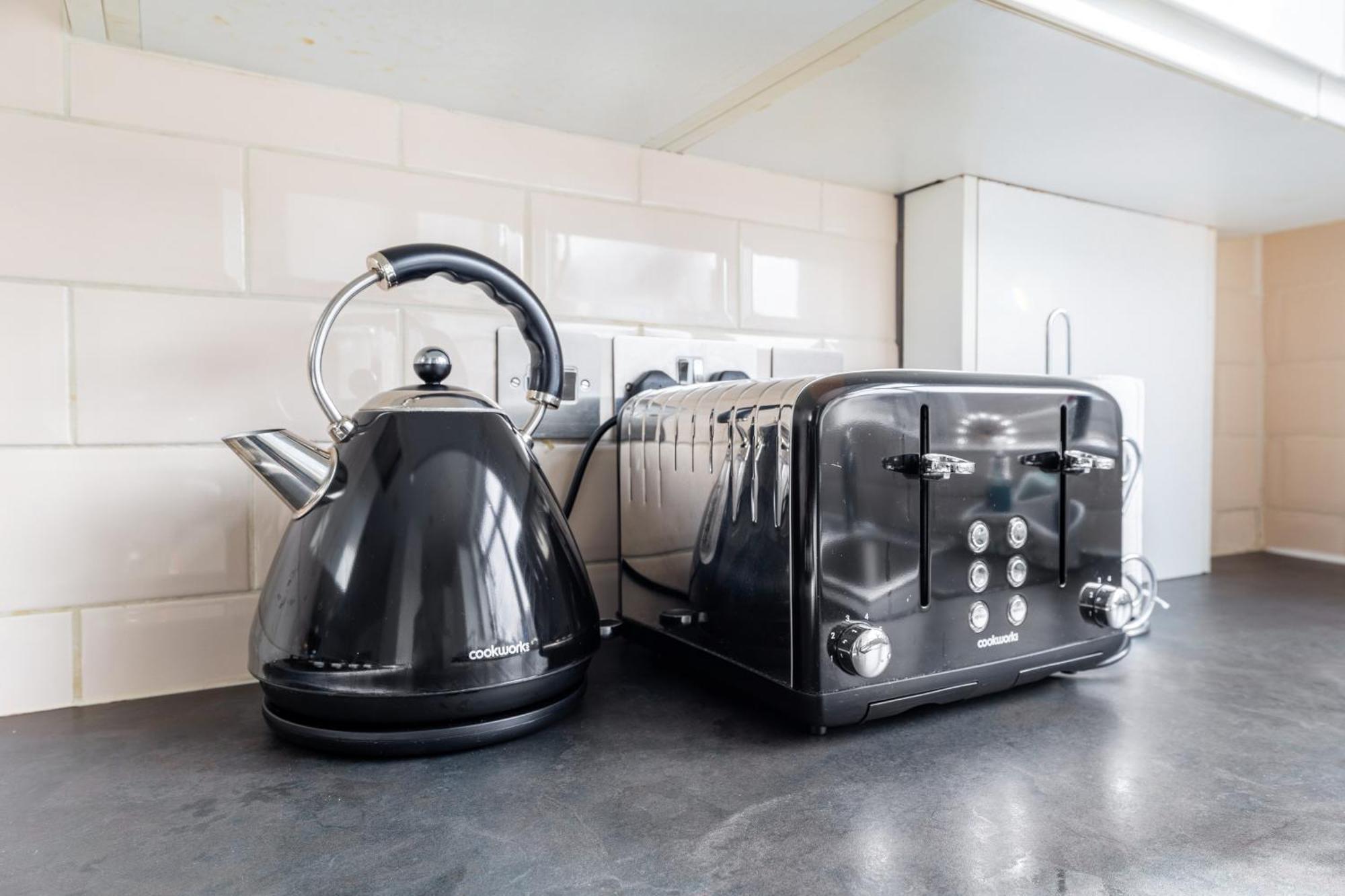 Spacious 2 Bed 2 Bath Apartment With Free Parking For 2 Cars And Underground Station Zone 2 For Quick Access To Central London Up To 10 Guests Exterior foto