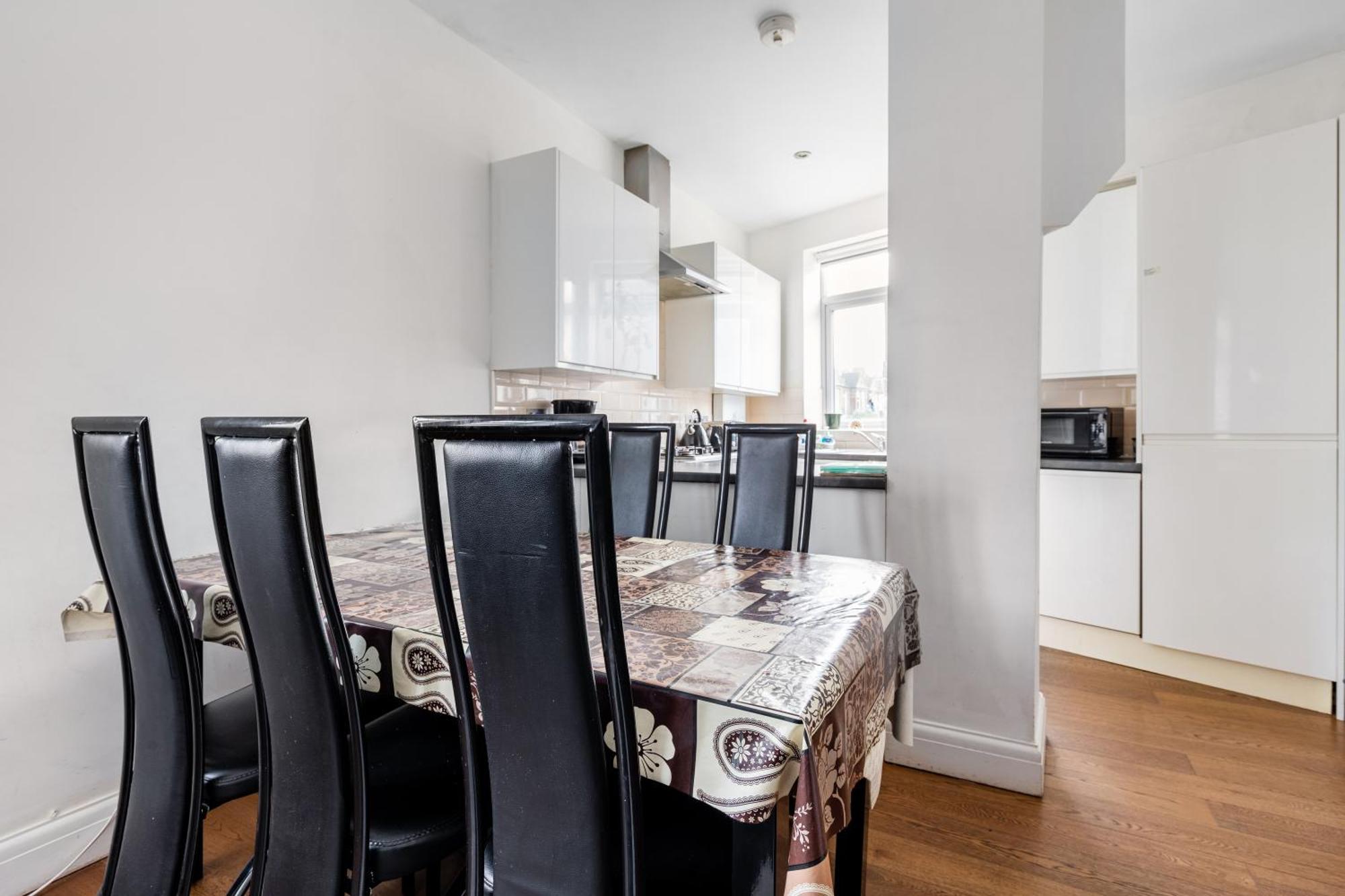 Spacious 2 Bed 2 Bath Apartment With Free Parking For 2 Cars And Underground Station Zone 2 For Quick Access To Central London Up To 10 Guests Exterior foto