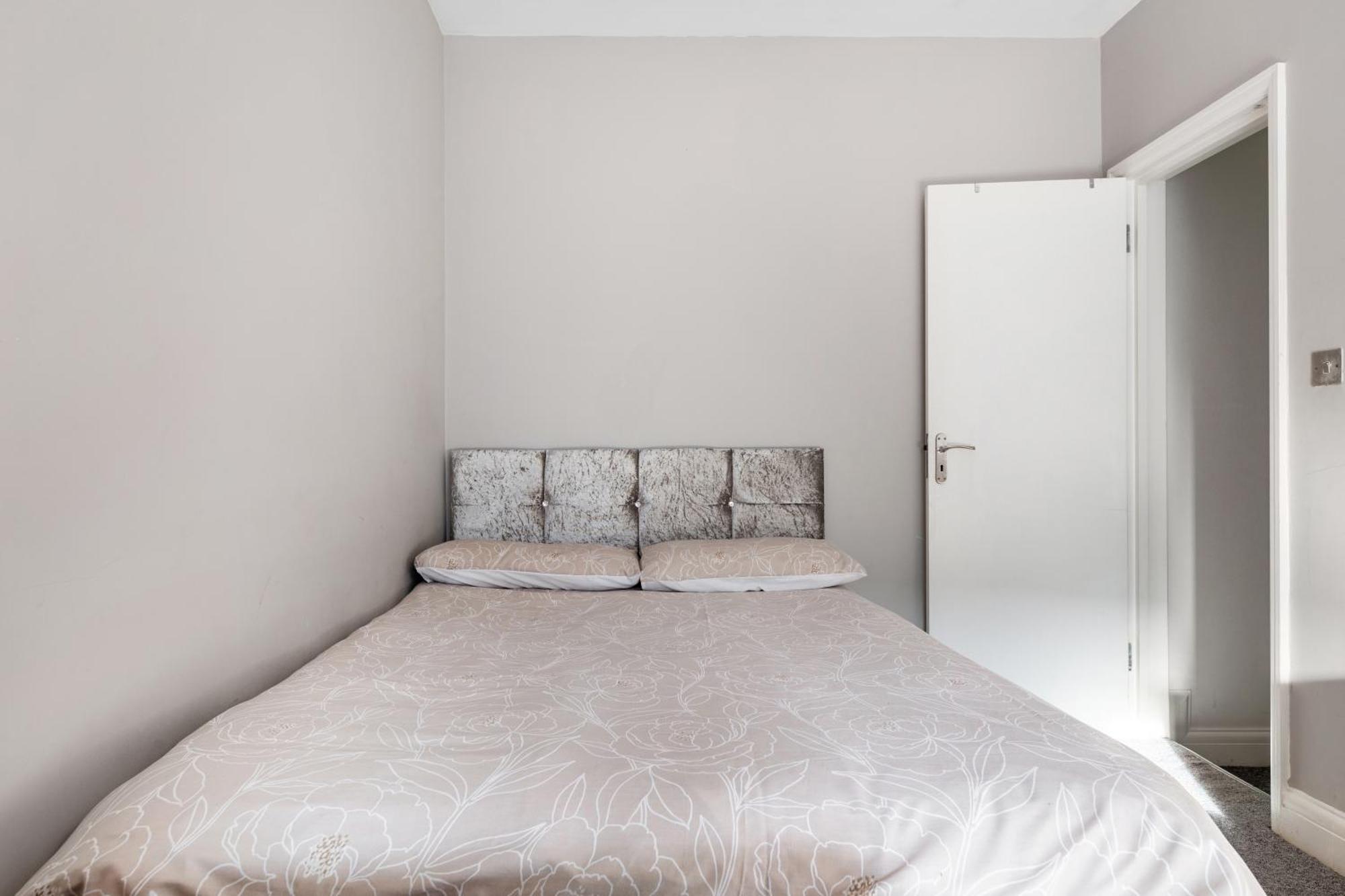 Spacious 2 Bed 2 Bath Apartment With Free Parking For 2 Cars And Underground Station Zone 2 For Quick Access To Central London Up To 10 Guests Exterior foto